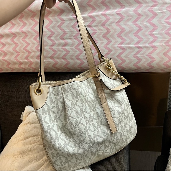 Michael Kors Jet Set Shoulder Bag Vanilla #michaelkors #MKJetset - Picture 4 of 7